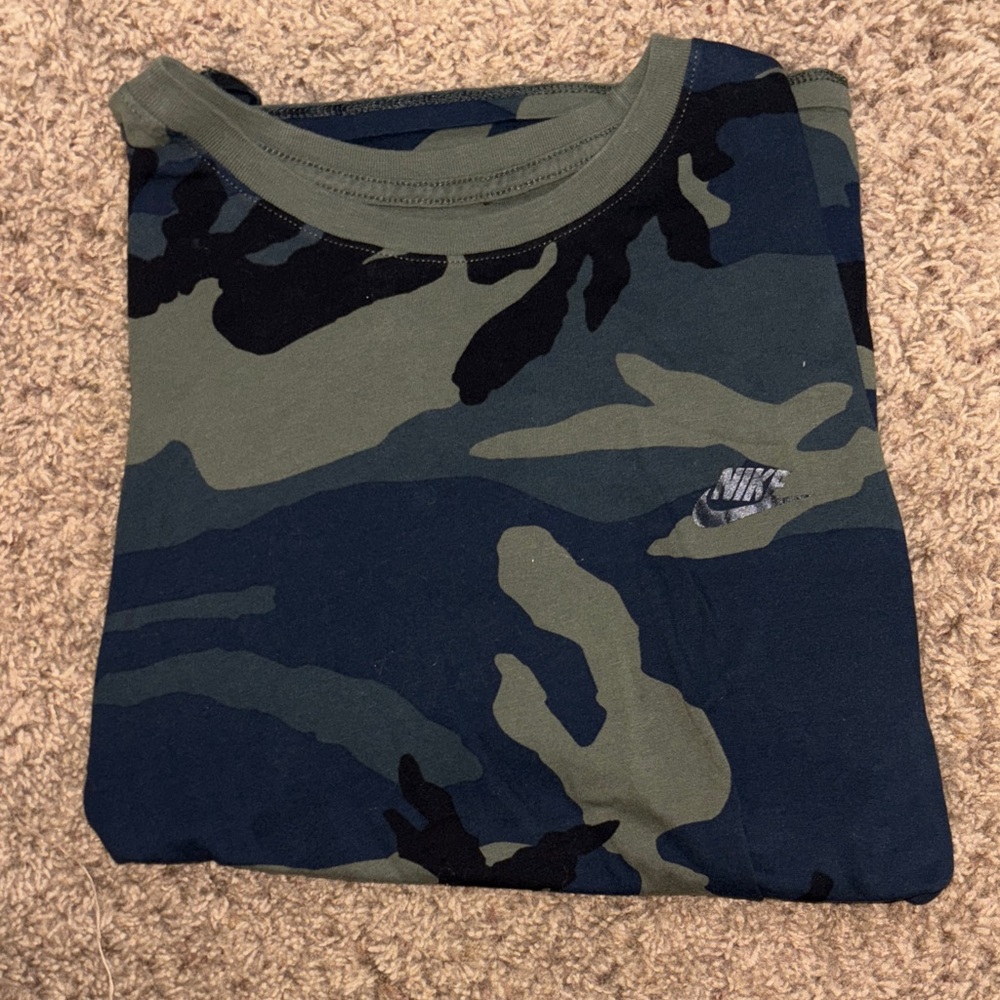 Nike Men's Camouflage Tee - Green and Black